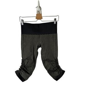 Lululemon Size 6 In the Flow Crop Heathered Fatigue Green Herringbone